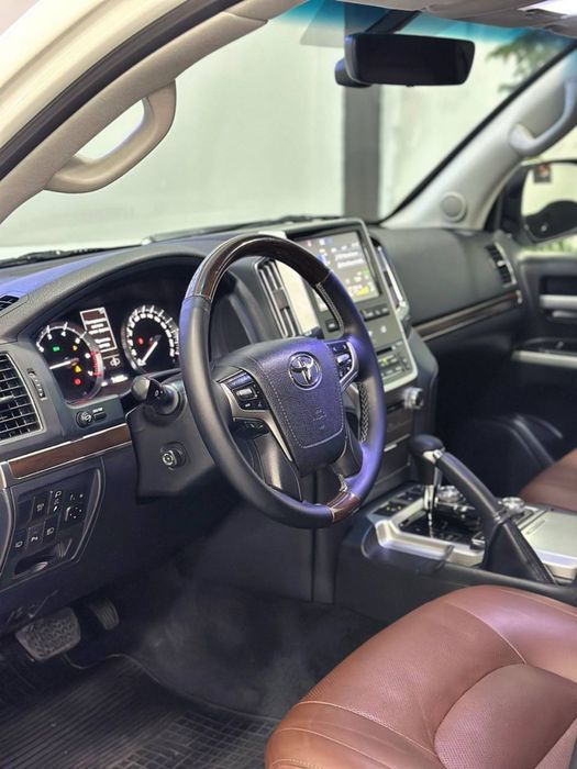 Bugun sotuvimizda Toyota Land Cruiser