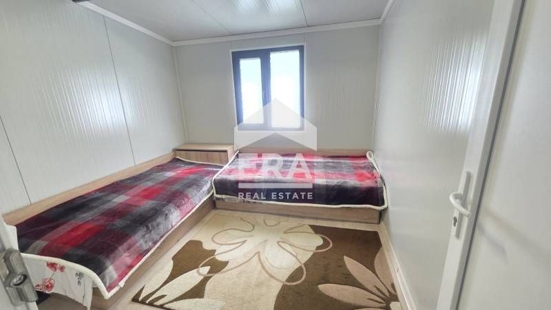 Обзаведена къща (тип сглобяема) с двор и голяма веранда за продажба в