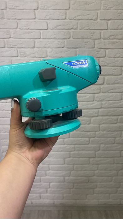 Нивелир продам срочно