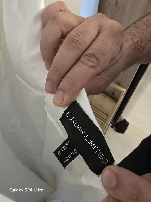 Бяла дълга рокля