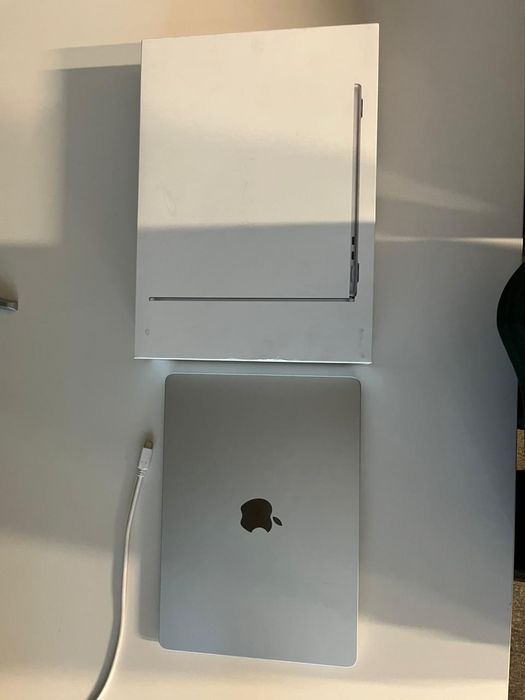 ПРОДАМ MacBook M5 Air 13