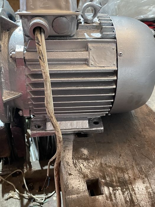 Motor electric cu flansa