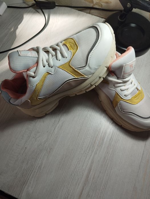 Кроссовки на девочку 37 размер один размер одела