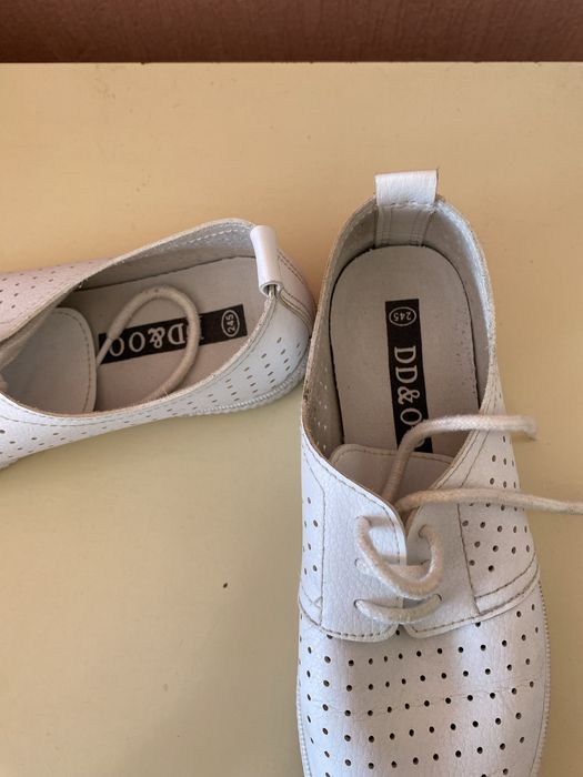 Продам мокасины белые