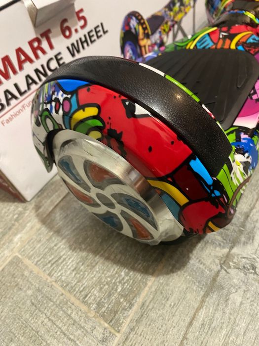 Hoverboard grafiti cu lumini și bluetooth (boxe încorporate)