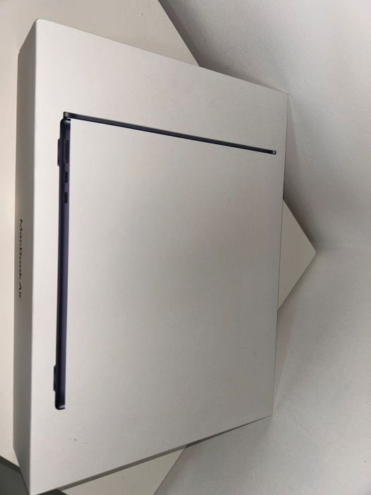 Vand Laptop MacBook Air 13 ca nou !
