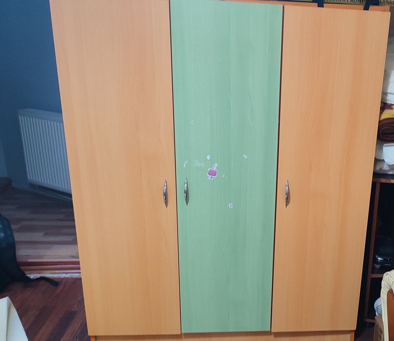 Vând dulap cu 3 uși