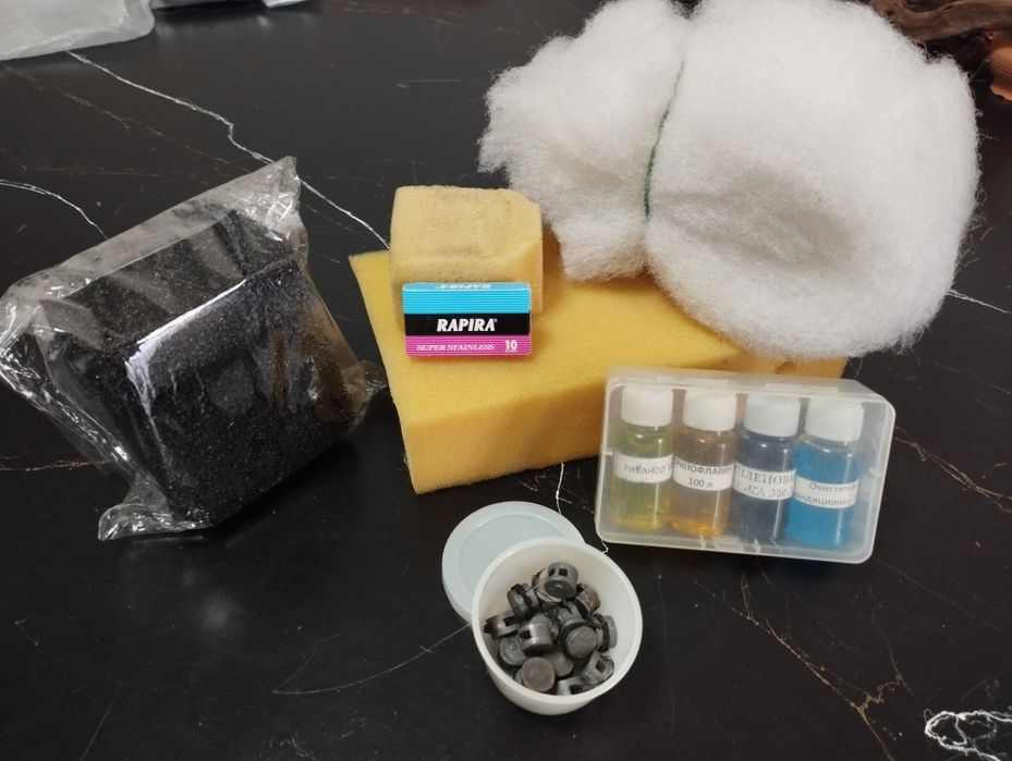 аквариум с инструментами и изолятором