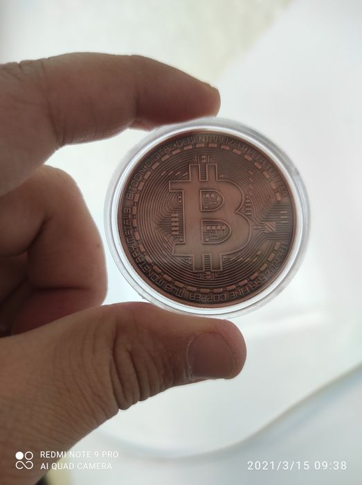 Монета Биткойн в футляре