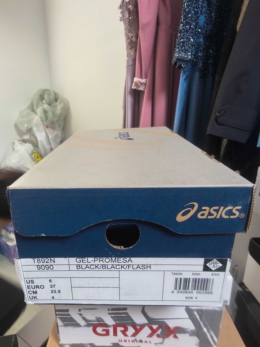 Vând adidași Asics
