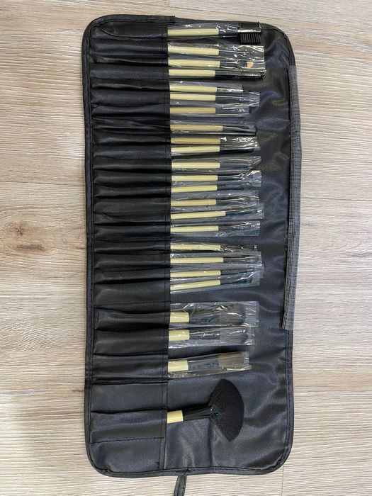 Набор новые кисти 24 штуки в чехле