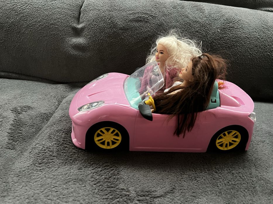 Masina roz cu doua papusi barbie