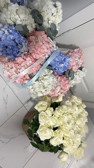 Цветы роза и гортензия