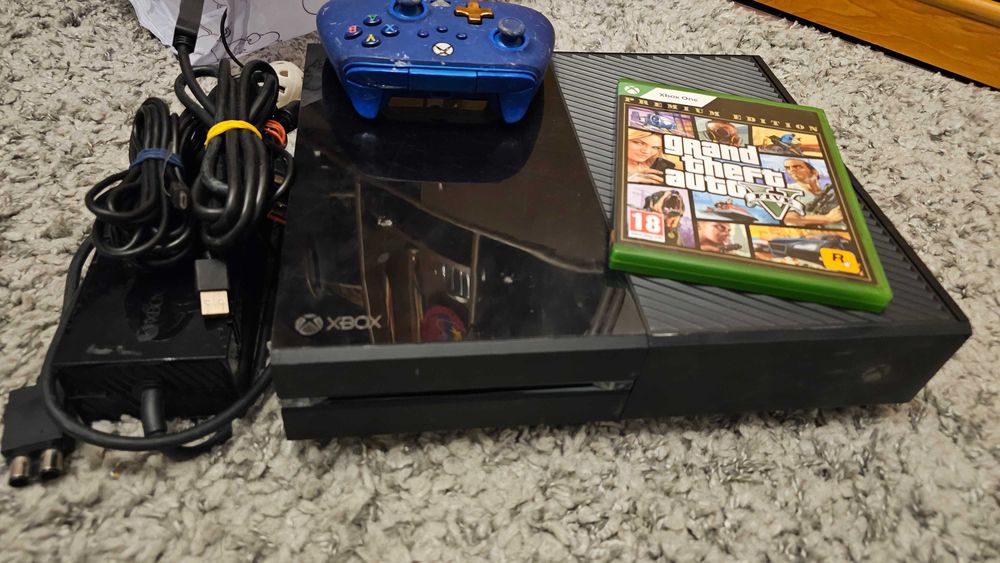 Xbox one, xboxone complet + 1 joc cadou GTA Grand theft auto 5 gta V