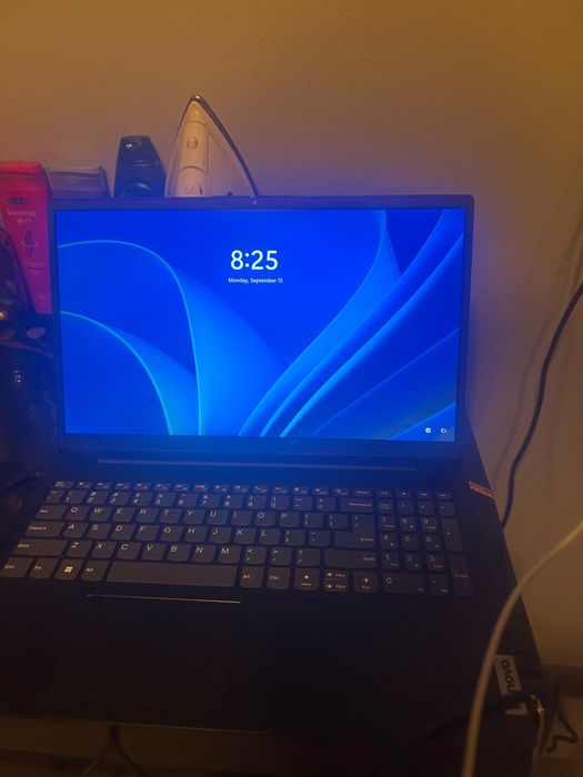 Laptop este nou decat muzica s a ascultat pe el vine cu tot