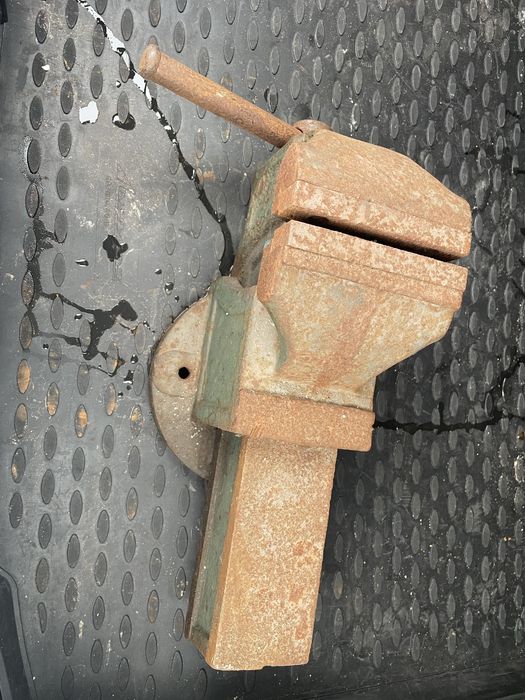 Продам советские тиски