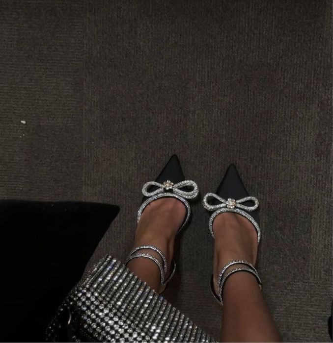 Продам босоножки со стразами