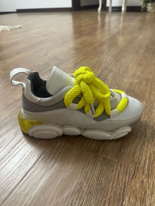 Vand adidasi Moschino