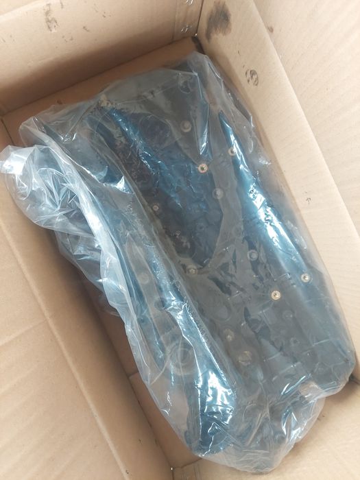 Vând capac culbutori BMW F30 și Pompă de ac