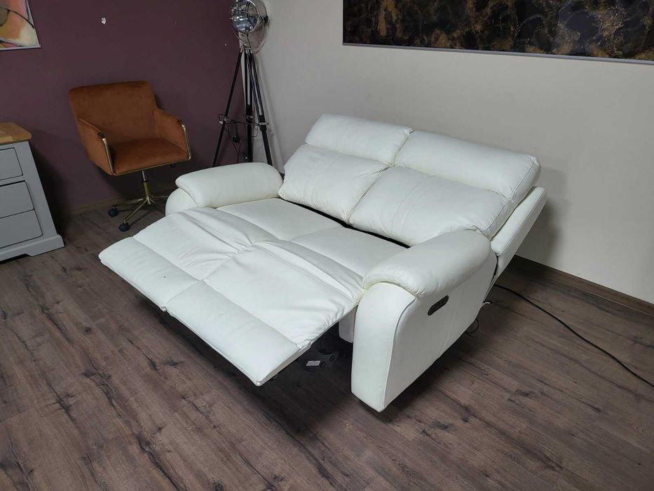 Бял кожен диван двойка La-z-boy с електрически релакс механизъм