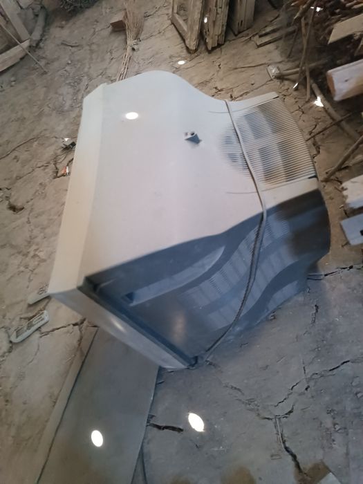Eski televizor sotiladi