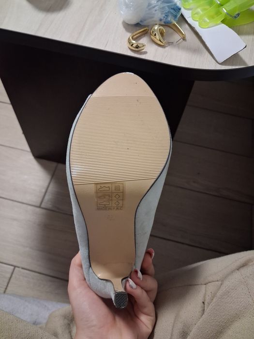 Vând pantofi noi din piele intoarsa