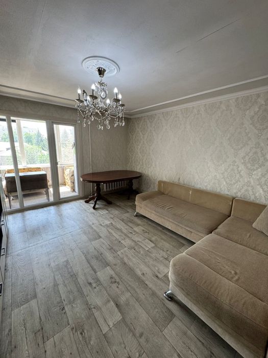 Продам диван с креслом и подушками.