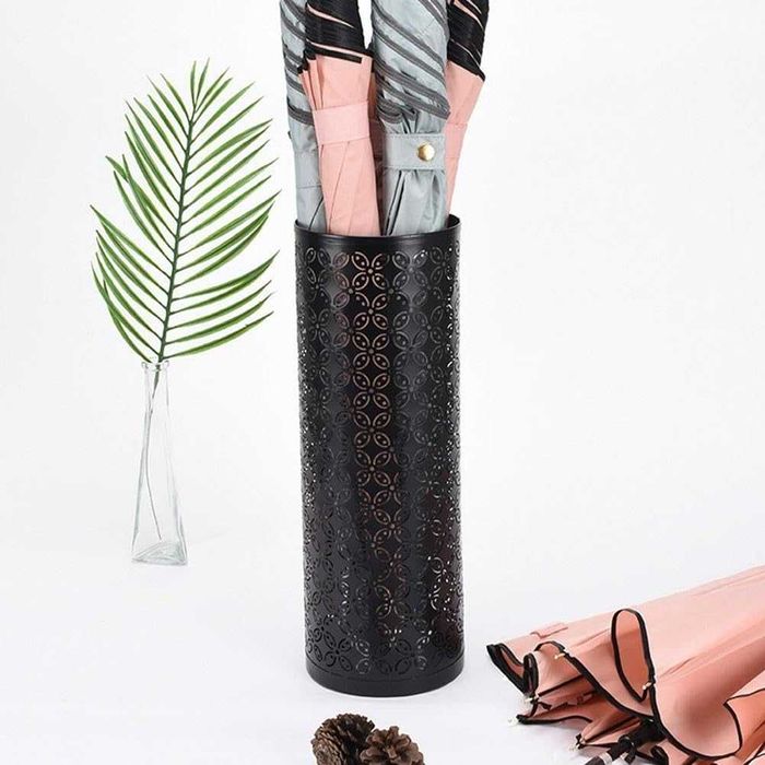 Метален държач за чадър. Кръгла метална стойка за чадър