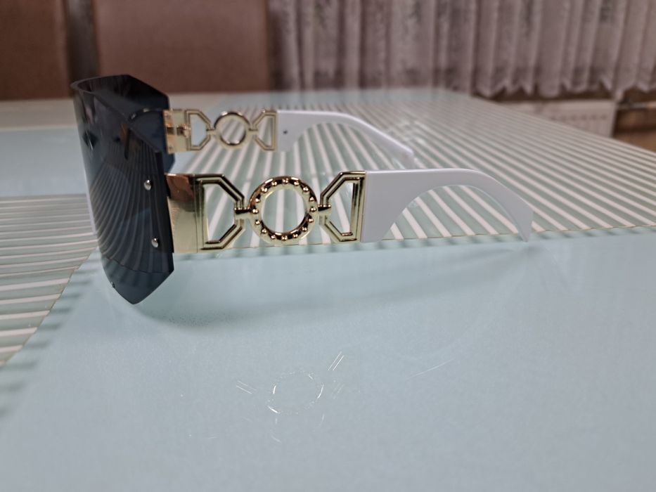 Продавам тези рядко срещащи се слънчеви оцила уникален модел унисекс.