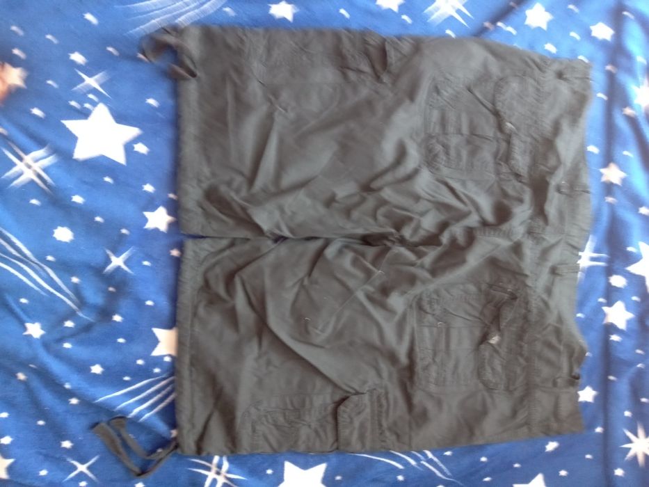 Vând pantaloni scurti