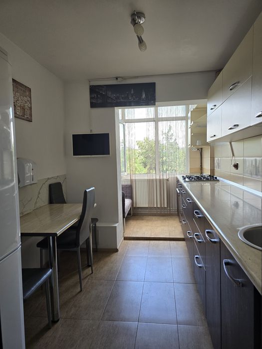 Închiriez apartament 3 camere decomandate