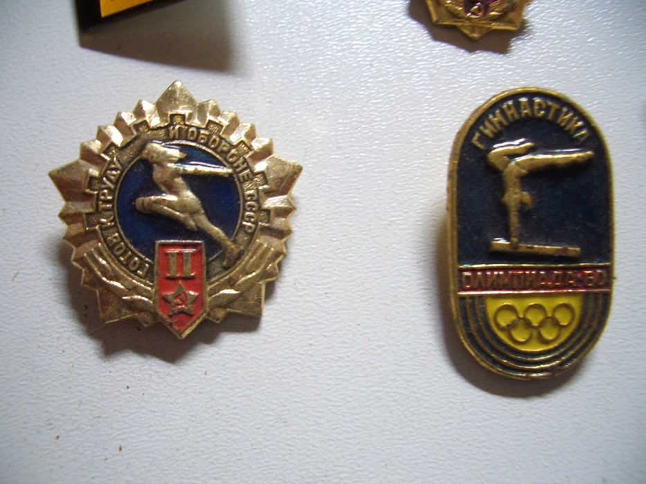 Два набора из бумажных денег и значков