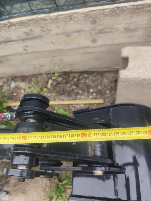 Brat excavare atașabil la diferite utilaje
