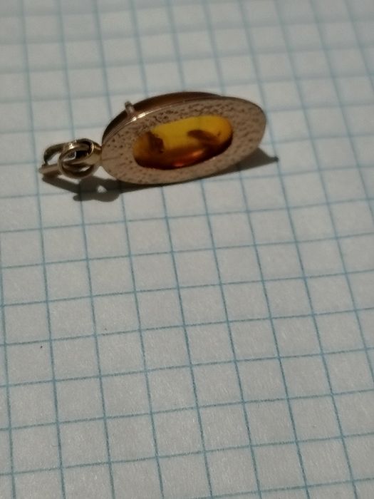Золотой кулон с янтарем советский