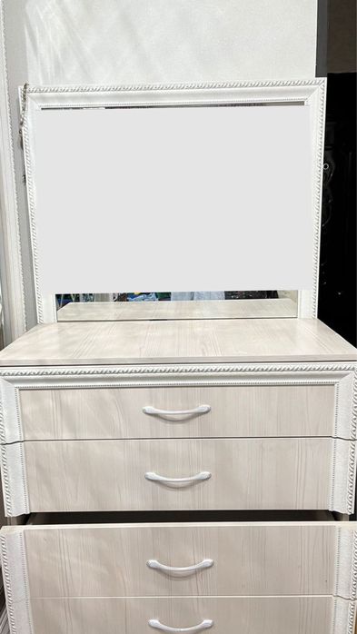 Продам двухспальный кровать с дамским столиком