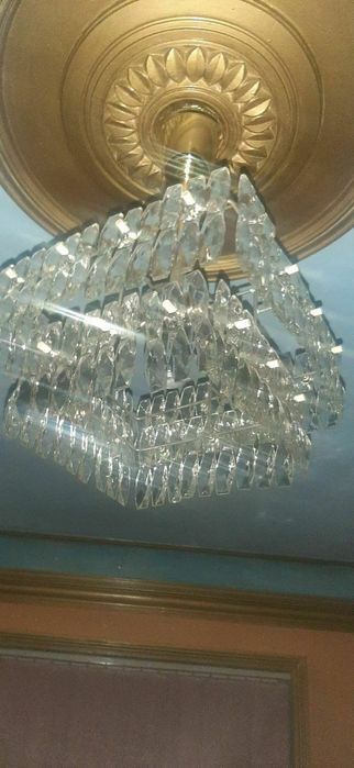Люстра чешский хрустальная в отличном состоянии с лампами красивый.
