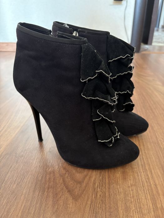 Чёрная женская обувь