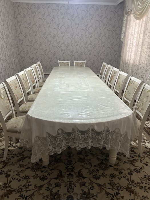Большой стол и стулья