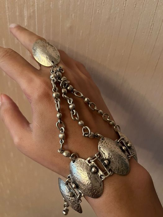 Браслет с кольцами.