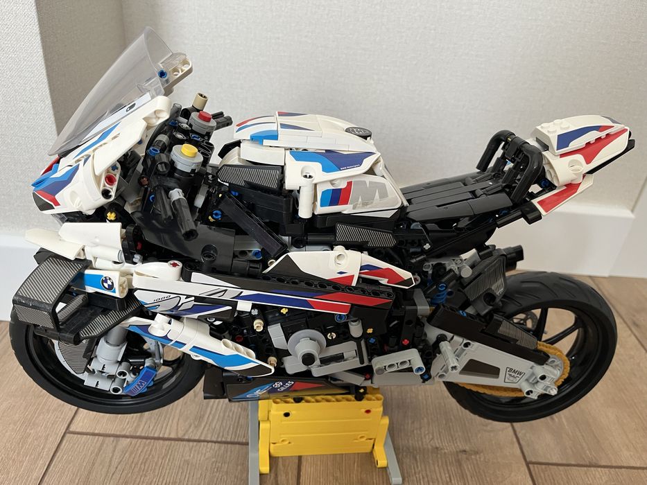 Продам лего technic bmw 1000 rr