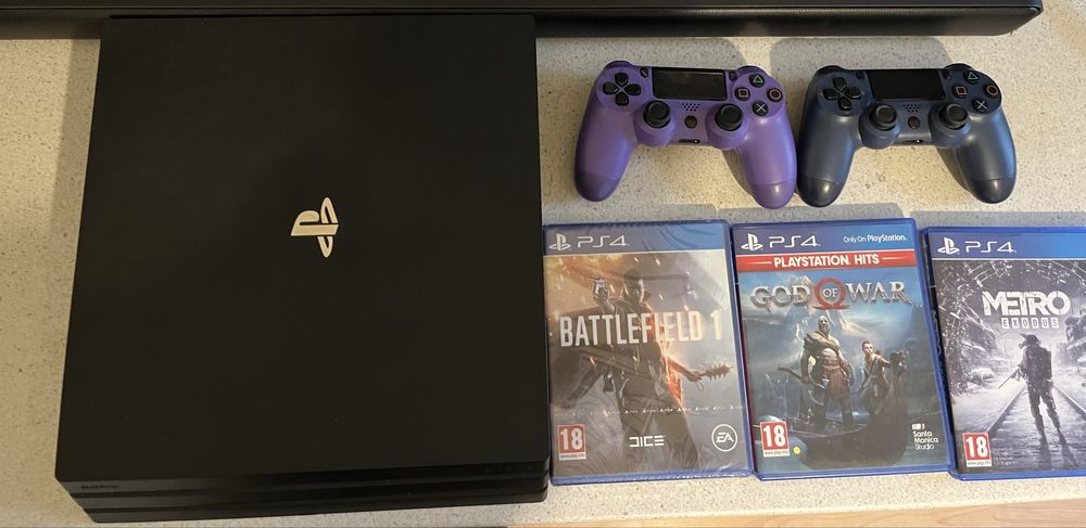 PS4 Pro 1tb + 2 Джойстика + 3 Игри