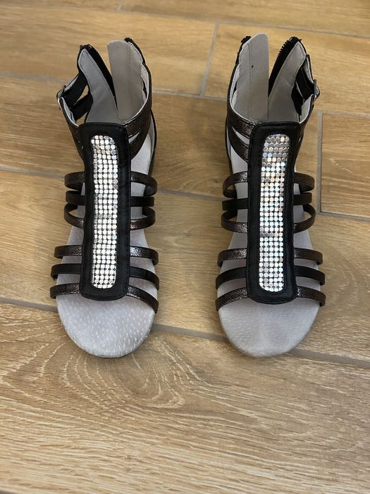 Елегантни детски сандали