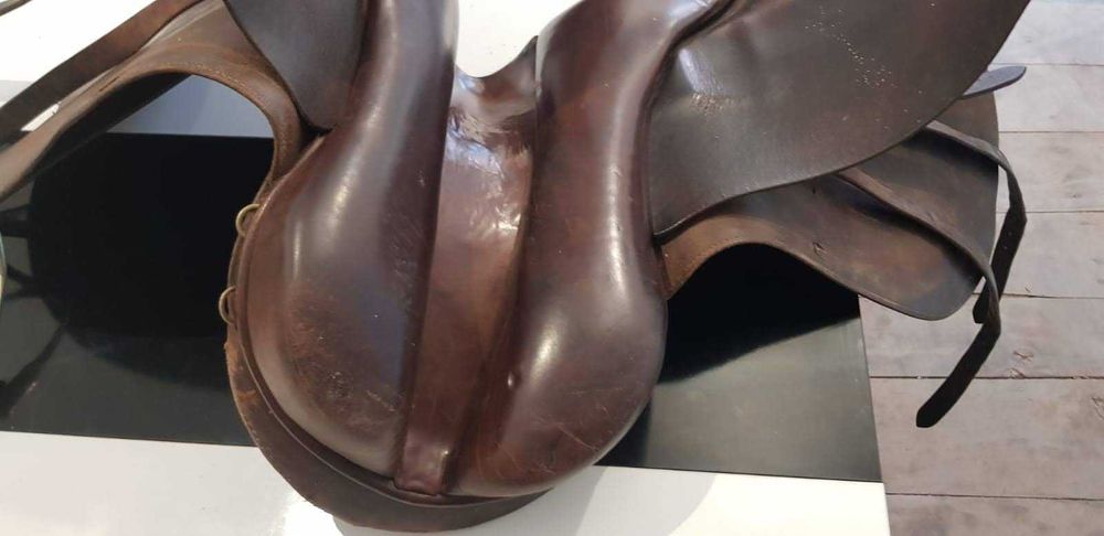 Английско седло със стремена