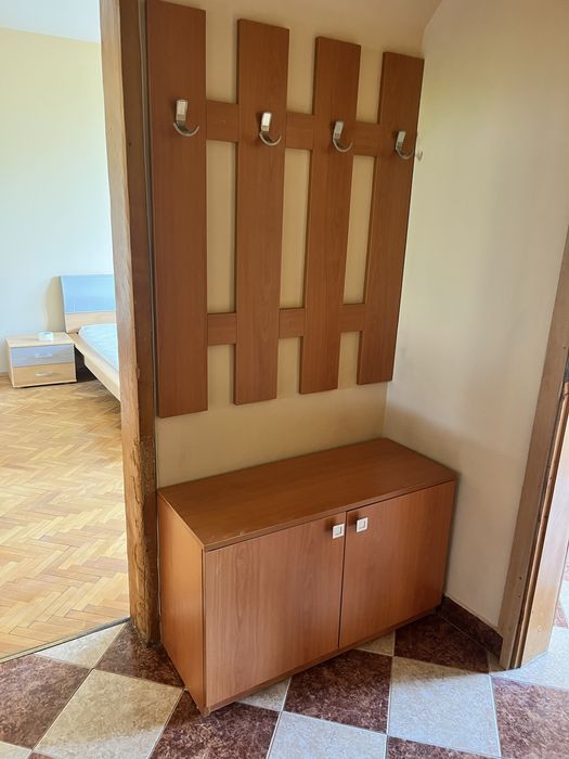 Шкафче със закачалка