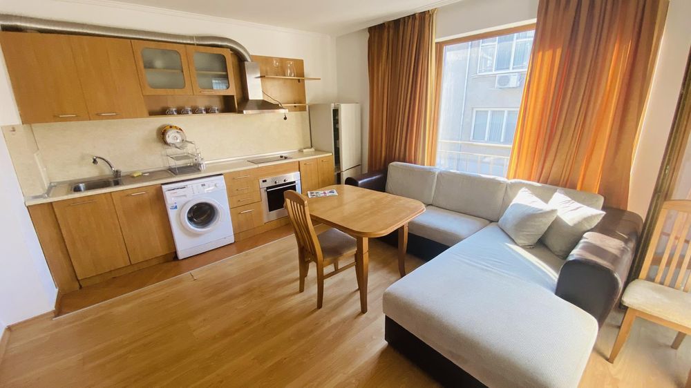 Тристаен, под наем, Център