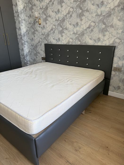 Кровать двуспальная с Матрасом
