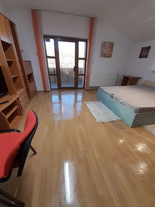 Proprietar Ofer spre închiriere camera în vilă,centru,lângă Palas