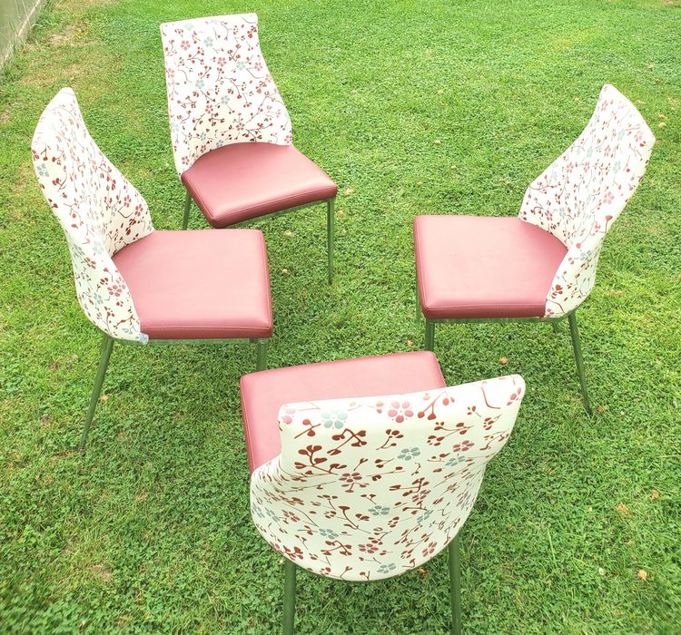 Удобни столове с цветна облегалка