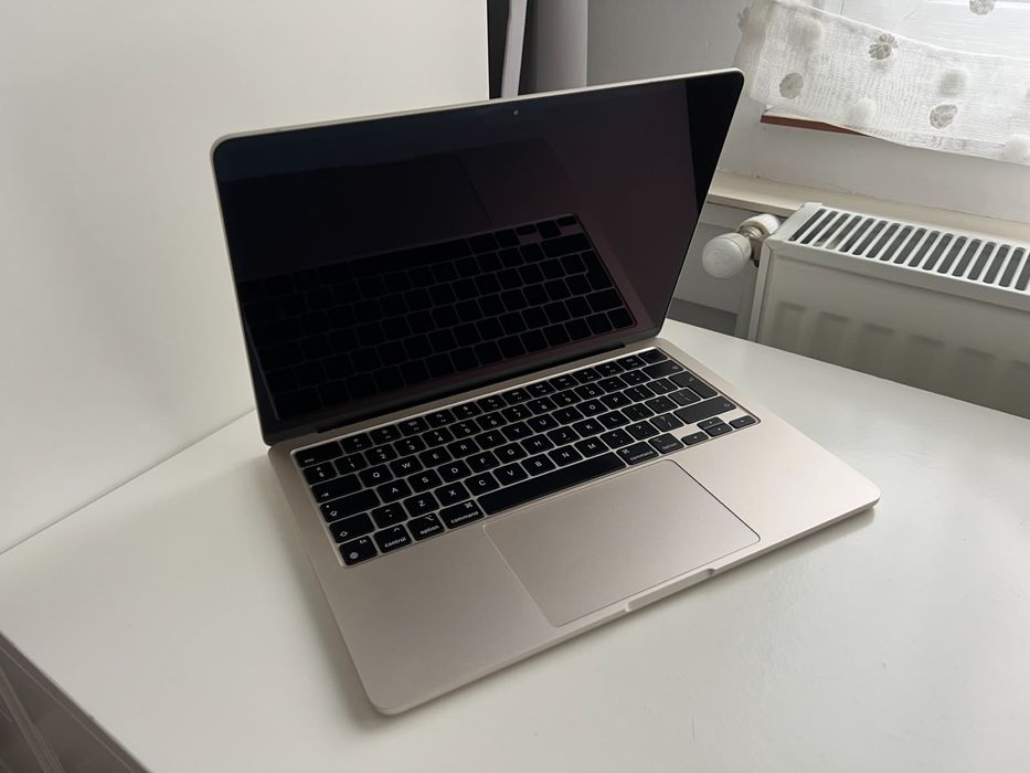 Macbook Air M2 - Starlight - 8GB RAM/256GB