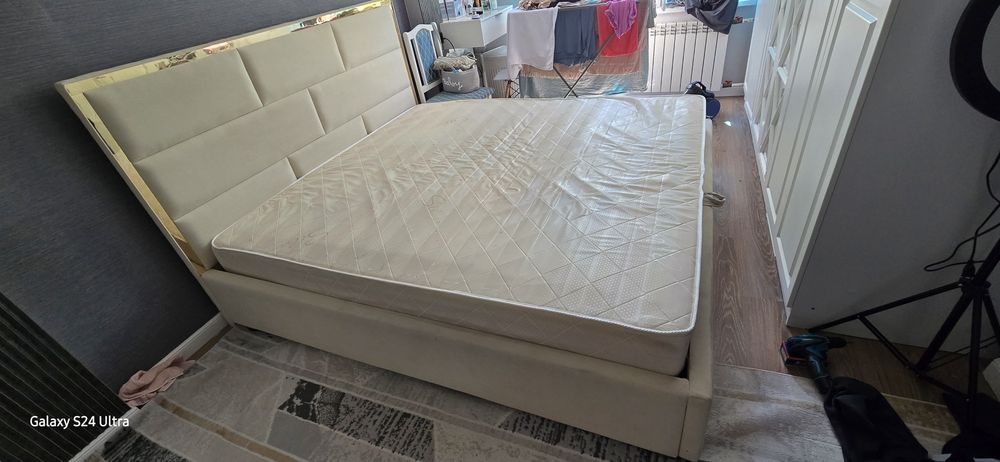 Двуспальная кровать